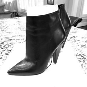 Steve Madden Theresa size 7 Black Leather Booties